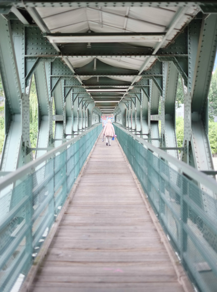 Der symetrische Blick auf eine alte Einsenbahnbrücke.