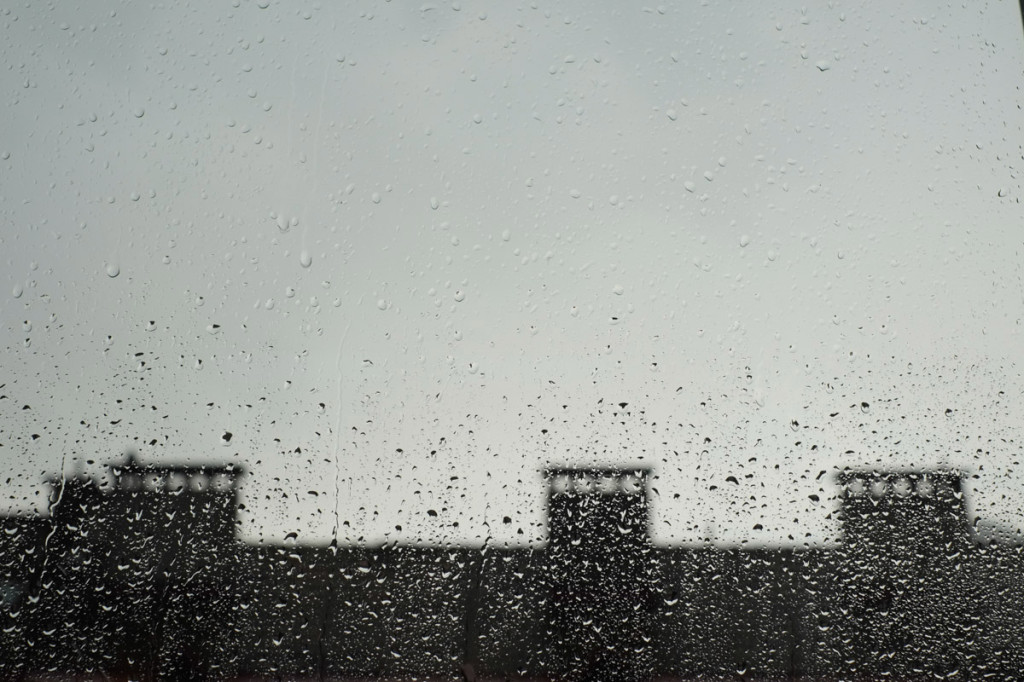 Ein grauer Tag im Fenster