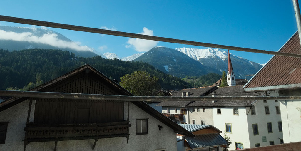 Der Blick aus dem Schlafzimmerfenster durch das Baugerüst.