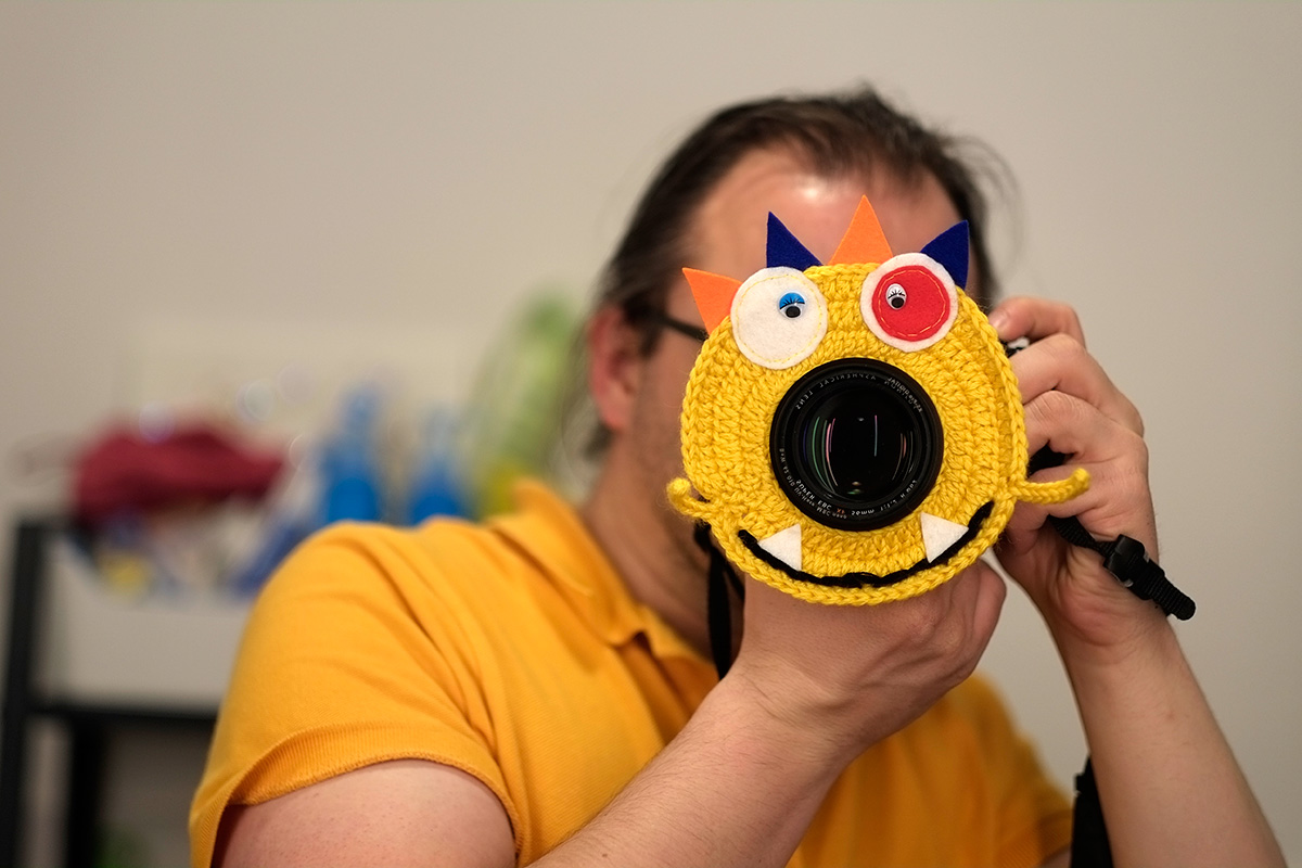 Objektivmonster in gelb mit zwei Augen